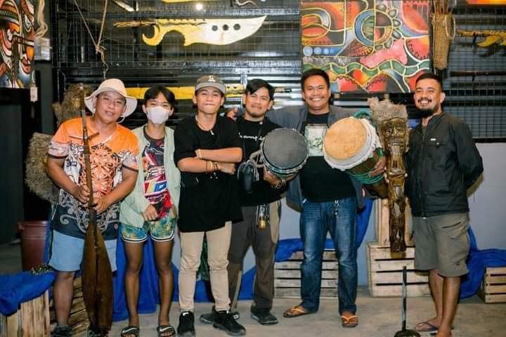 Ito po Ang mga Obra ko. 

My first ever SOLO art Exhibit.

Painting, making tribal instruments, pag gawa Ng mga espada, bamboo carving at iba pa..
 
Gm sa lahat ..

#BukidnonVisualArtists
#Cryptoartph #Tezsup #AswangTribe
