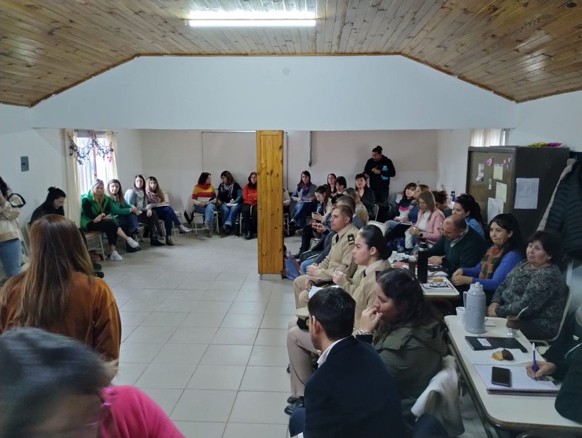 CavNeuquen's tweet photo. #VillaElChocon El Centro de Atención a la Víctima junto a integrantes de la Subcomisión Operativa 2785, llevaron adelante #Hoy una jornada de trabajo en el marco de la revisión del funcionamiento del Protocolo único de intervención de la #Ley2785
#MinisterioGobiernoEducación https://t.co/1fjO2pmSAY
