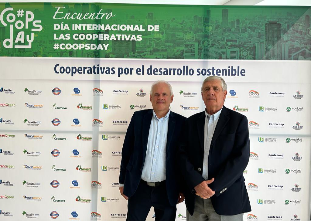 Fincomercio_'s tweet photo. Nuestro Gerente General Jairo Ramírez y el Doctor Efraín Acevedo presentes en el #coopsday2023 👏🏻💙💛
Nos unimos al evento “Cooperativismo por el desarrollo sostenible por la protección del planeta” 🤝🏻
#fincomercioatulado #coopsday2023 #cooperativismo https://t.co/Efu4Zd0JLr