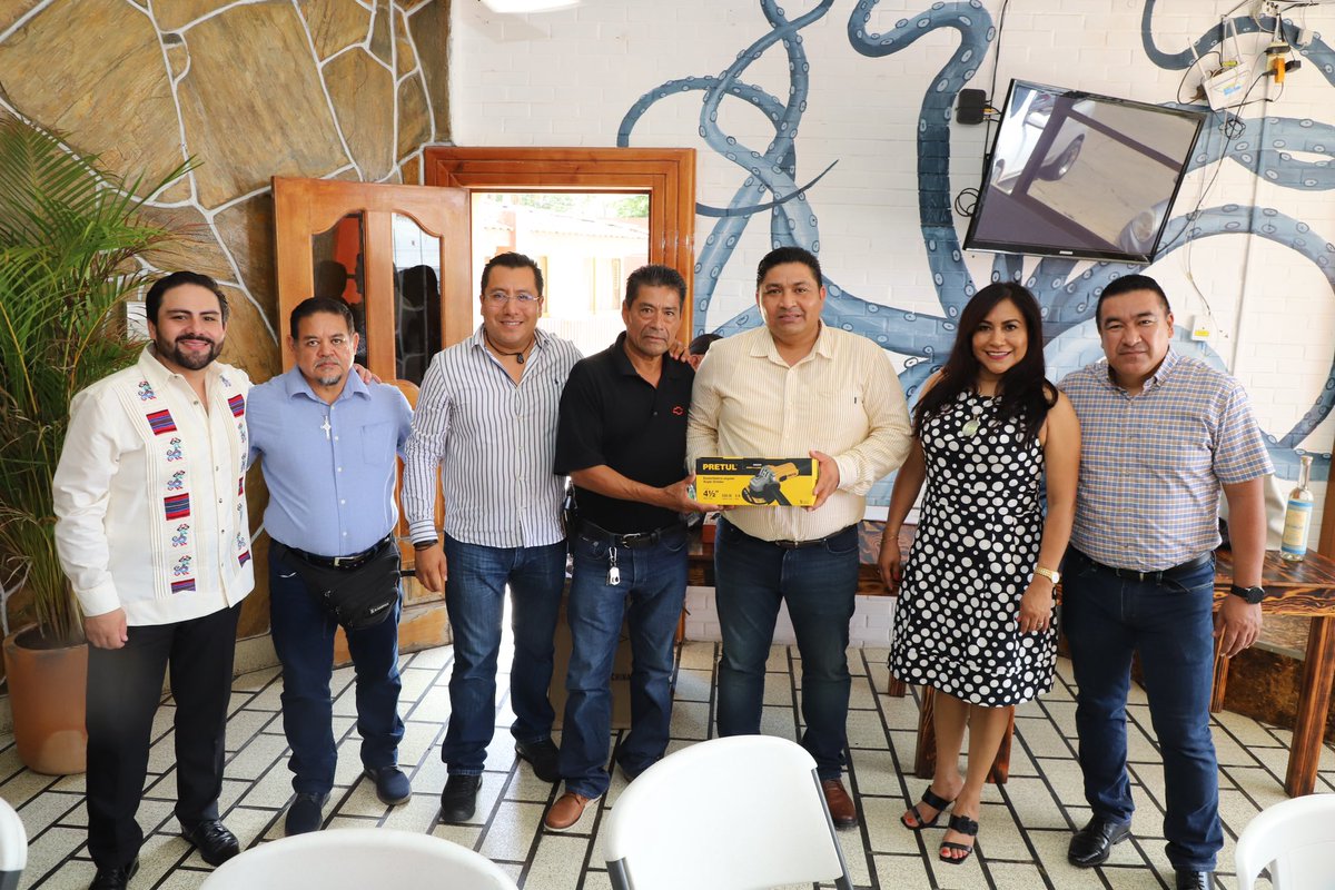 stpeidceo22_25's tweet photo. con gusto y alegría compartieron los alimentos con los papás trabajadores en la delegación DR301B Matias Romero, en su celebración donde también se llevó a cabo rifa de regalos y entrega de obsequios, ¡felicidades! https://t.co/7vXrGnmj8W