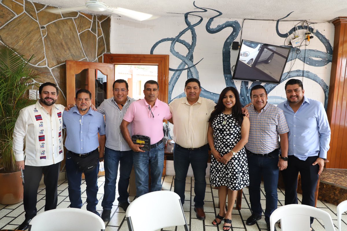 stpeidceo22_25's tweet photo. con gusto y alegría compartieron los alimentos con los papás trabajadores en la delegación DR301B Matias Romero, en su celebración donde también se llevó a cabo rifa de regalos y entrega de obsequios, ¡felicidades! https://t.co/7vXrGnmj8W