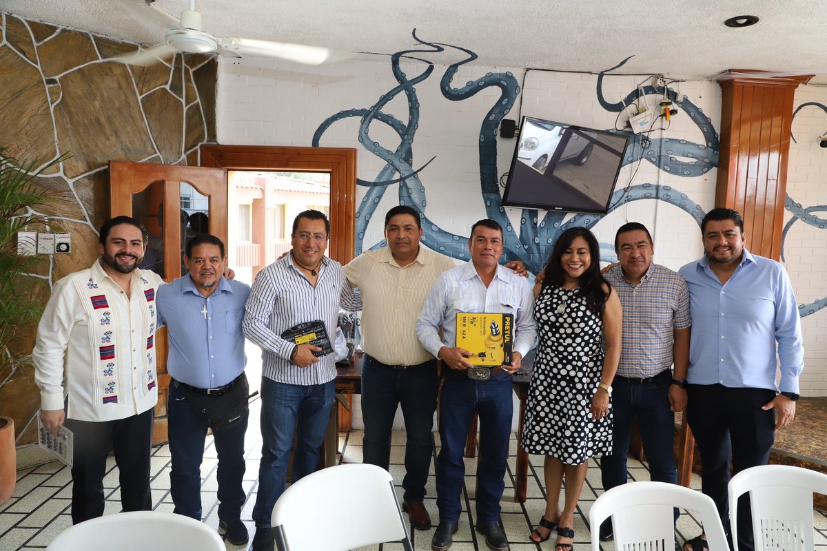 stpeidceo22_25's tweet photo. con gusto y alegría compartieron los alimentos con los papás trabajadores en la delegación DR301B Matias Romero, en su celebración donde también se llevó a cabo rifa de regalos y entrega de obsequios, ¡felicidades! https://t.co/7vXrGnmj8W