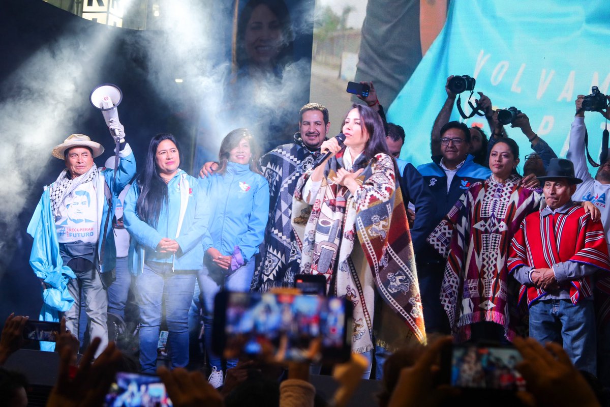 LuisaGonzalezEc's tweet image. ¡#ConLuisa la Patria resurge! Recorrer las calles y escuchar las voces de la gente, ver su apoyo y ansias por recuperar su país, me llena de energía. En una sola vuelta vamos a construir un futuro mejor para todas y todos. El 20 de agosto, haremos historia juntos. ¡Vamos adelante…