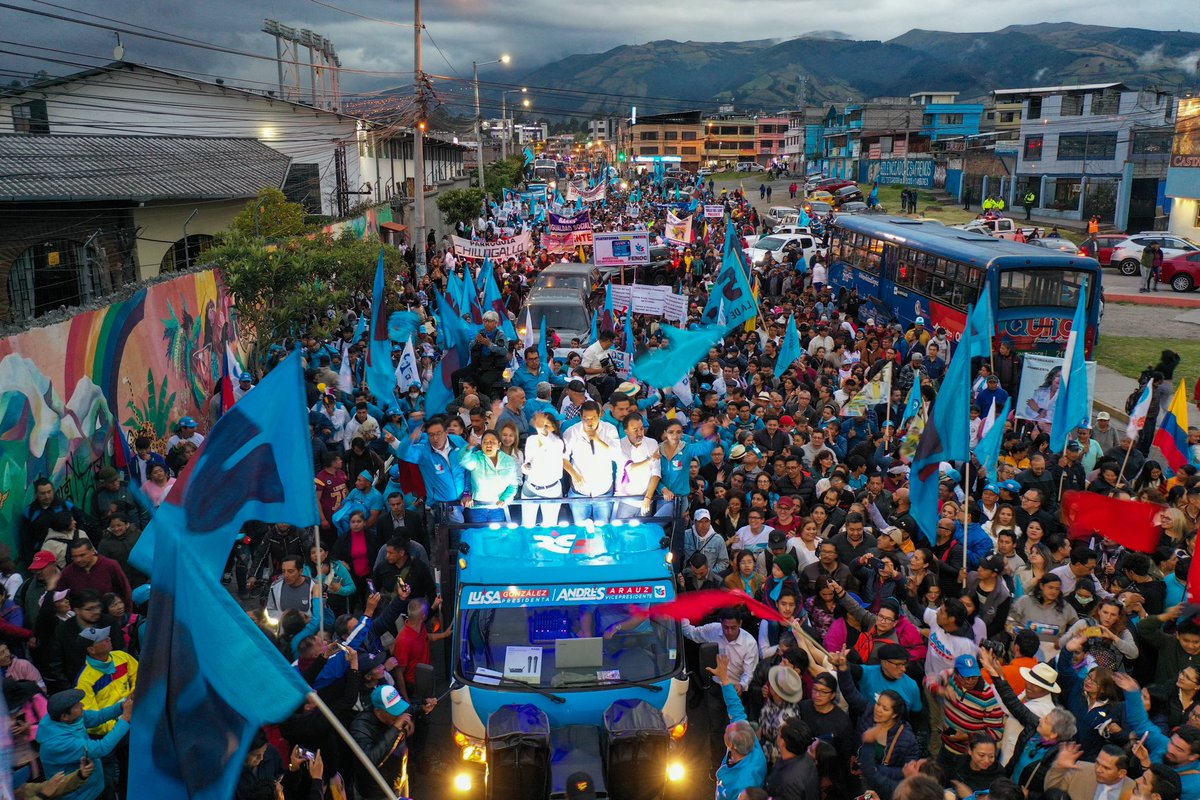 LuisaGonzalezEc's tweet image. ¡#ConLuisa la Patria resurge! Recorrer las calles y escuchar las voces de la gente, ver su apoyo y ansias por recuperar su país, me llena de energía. En una sola vuelta vamos a construir un futuro mejor para todas y todos. El 20 de agosto, haremos historia juntos. ¡Vamos adelante…