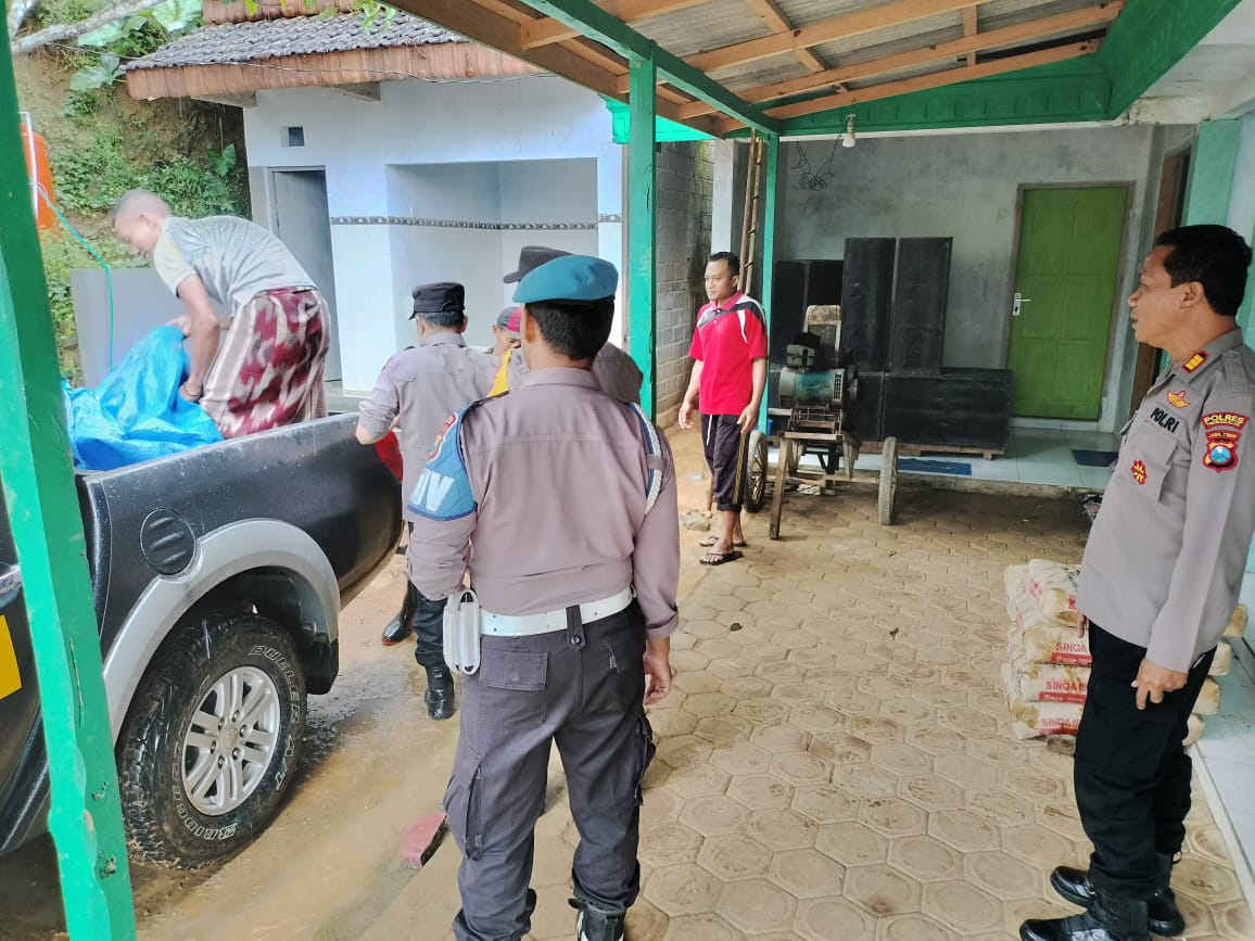 polsek_pule's tweet photo. Kapolsek Pule didampingi anggota lainya melaksanakan  kegiatan Penyerahan Bantuan semen 19 sak hasil SERBU (  Seribu berkah ) Rutinan dari  Kapolsek dan anggota dalam rangka Jum'at berkah yang ditujukan untuk renovasi https://t.co/I4ccvYwfnz