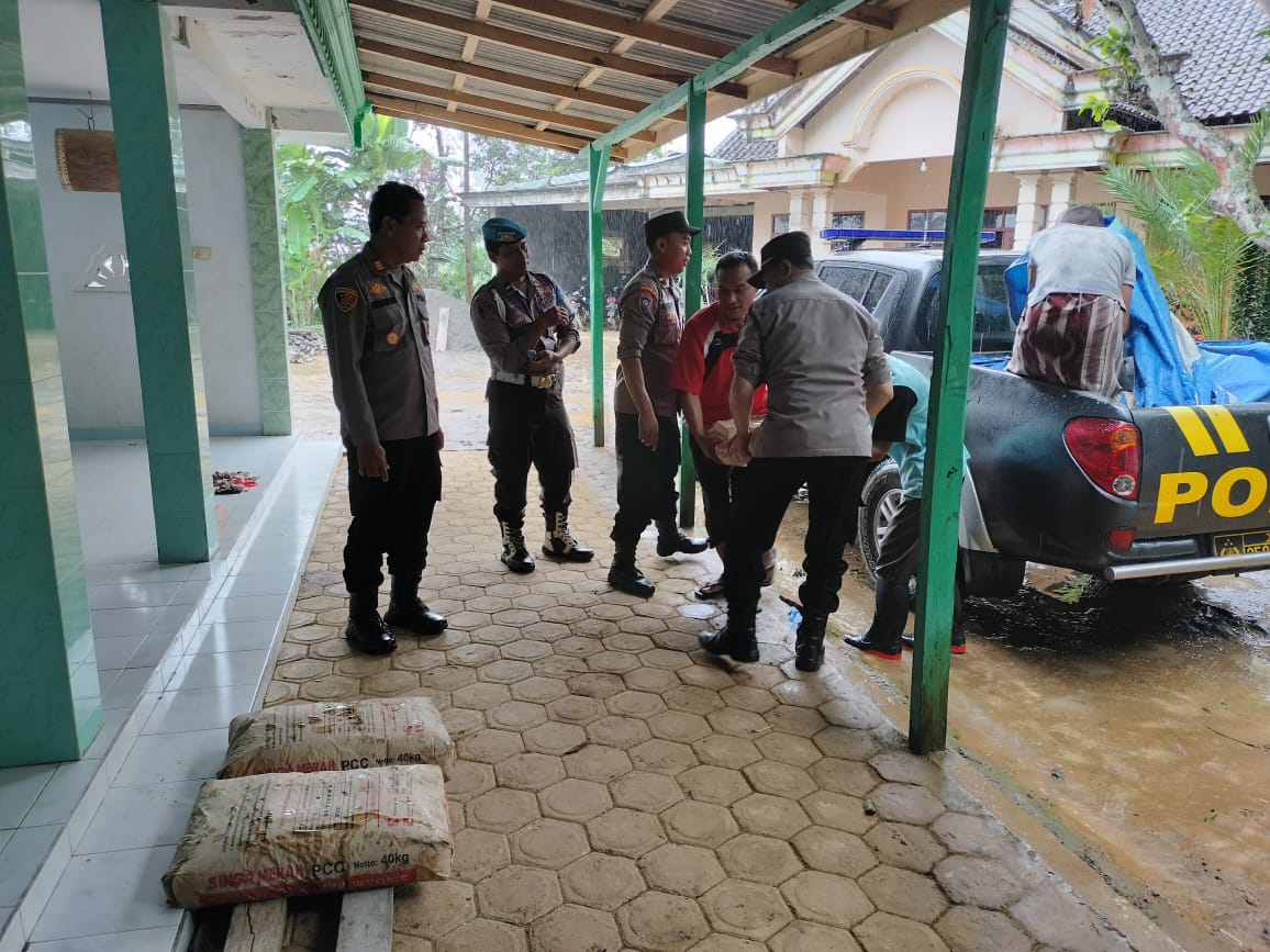 polsek_pule's tweet photo. Kapolsek Pule didampingi anggota lainya melaksanakan  kegiatan Penyerahan Bantuan semen 19 sak hasil SERBU (  Seribu berkah ) Rutinan dari  Kapolsek dan anggota dalam rangka Jum'at berkah yang ditujukan untuk renovasi https://t.co/I4ccvYwfnz