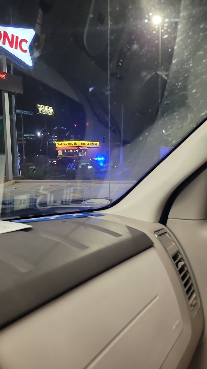 sherrod_jasmine's tweet photo. @joeimel Russellville rd is currently blocked off by sonic all the way to car mart😳 https://t.co/gaNJOZYT6Z