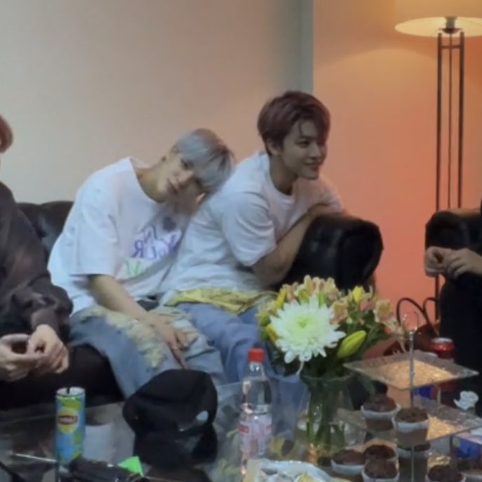 dive_into_nct's tweet photo. 존나 나를 위한 라이브 https://t.co/KTBh7dGPvR