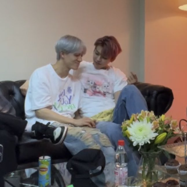 dive_into_nct's tweet photo. 존나 나를 위한 라이브 https://t.co/KTBh7dGPvR