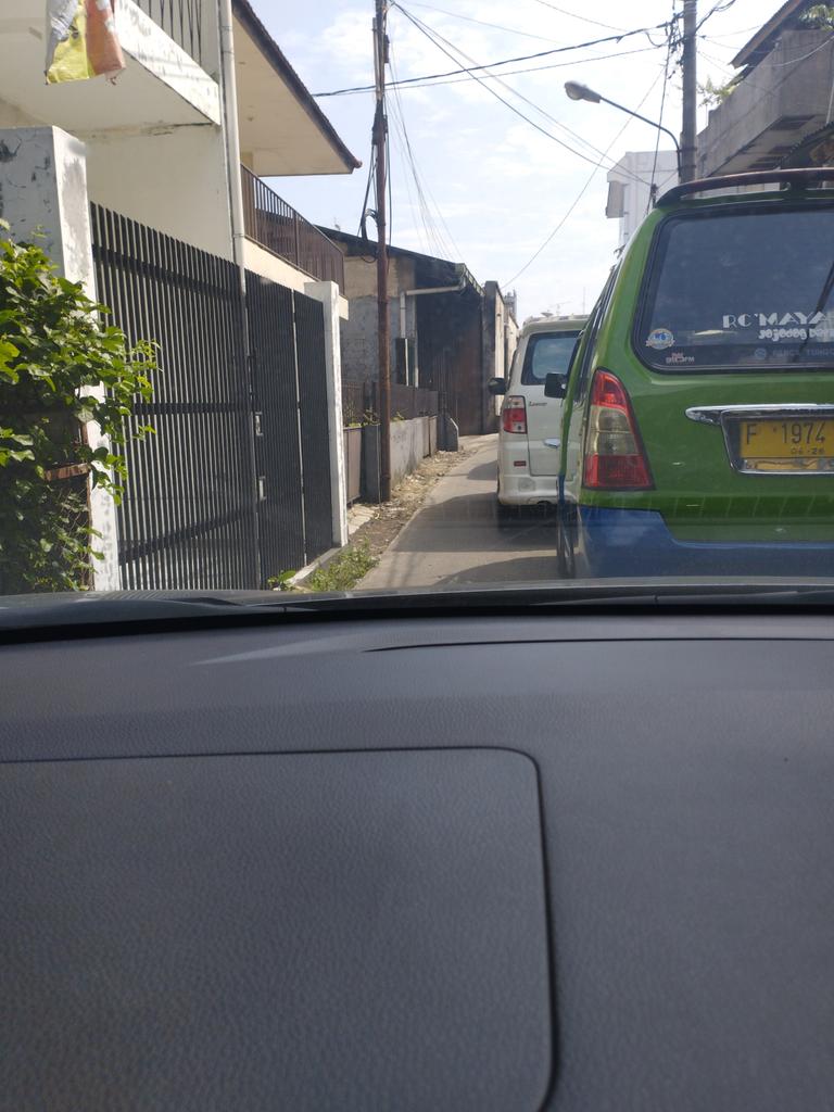 HenddyGunawan's tweet photo. @dishubkotabogor mohon di cair kan jalan Lawang seketeng sdh ½ jam gak bergerak akibat para supir2 angkot yg memarkir kendaraannya di jalan Lawang seketeng https://t.co/oif0gMFsC4