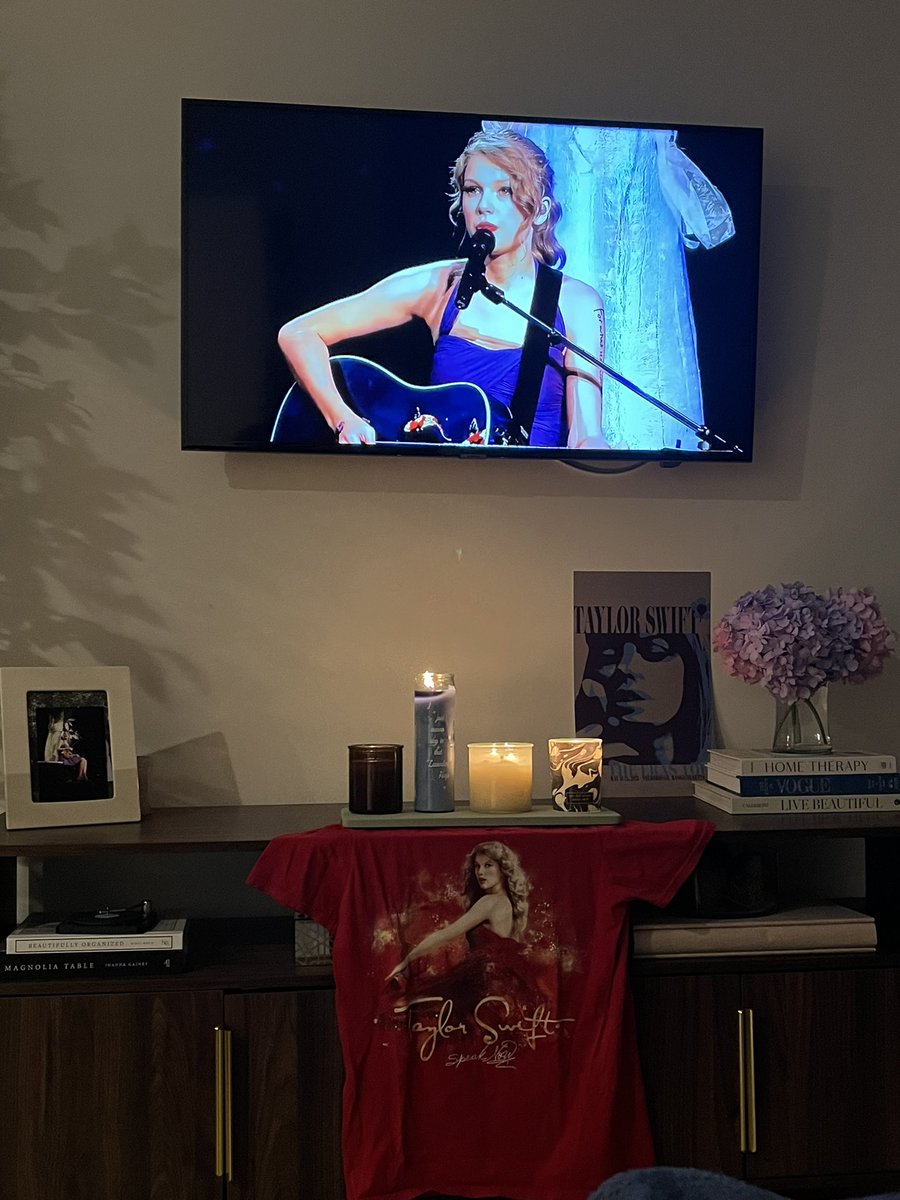 laurmelans's tweet photo. @taylornation13 from then to now! LETS GOOOOOOOO! #SpeakNowTaylorsVersion https://t.co/7Rp6RcvHGi