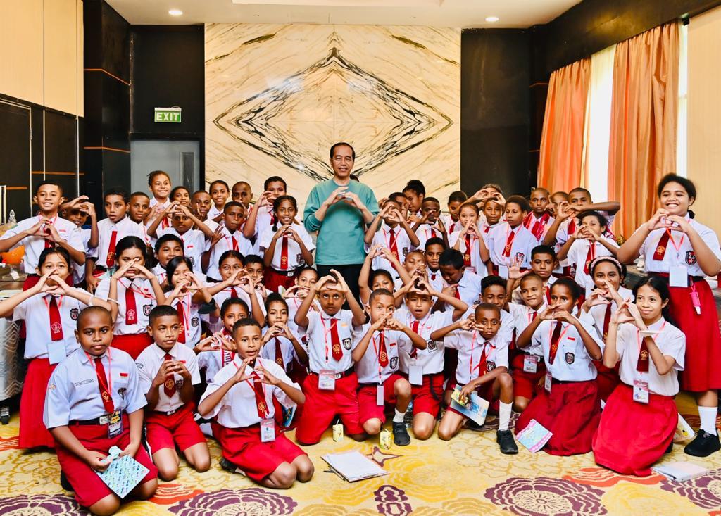 jokowi's tweet photo. Kesia Olivia Ergor, pelajar dari Sorong, Papua, yang saya temui di Jayapura pagi ini bertanya dengan rasa ingin tahu yang besar: 

"Kenapa ibu kota negara tidak dipindahkan saja ke Papua?" https://t.co/PnMZDXmVPR