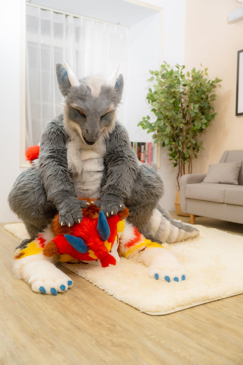 #FursuitFriday 

哦不，我打輸了QQ

🐉：<a href="/Arthvina/">Arthvina 艾斯比那</a>

📸：<a href="/Arthsekiren/">Aka 赤赤</a>
🎨：<a href="/XTAXILX/">大尾巴毛坊❤️XTAXILX</a>
✂️：<a href="/KemoTianou/">天偶毛作✨commission close</a>