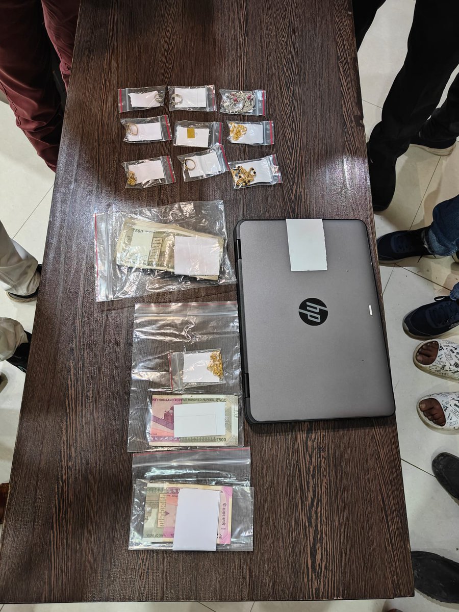 CP_INDORE's tweet photo. सूने घरों में चोरी करने वाला शातिर नकबजनो का गिरोह, पुलिस थाना राजेन्द्र नगर की गिरफ्त में।आरोपी पहले दिन में करते थे क्षेत्र में रेकी और फिर रात में देते थे चोरी की वारदात को अंजाम।थाना राजेन्द्र नगर की 05 व थाना राऊ की 01 चोरी की घटना का हुआ खुलासा। https://t.co/lc3UjsB8HI
