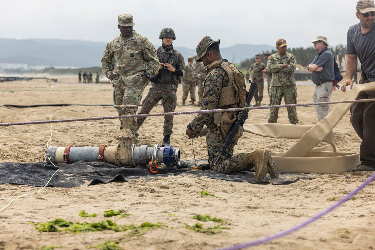 PacificMarines's tweet photo. 📍Pohang, South Korea
#OurMarines with 3rd LSB, @3rdMLG and @ROK_Navy sailors establish a distributed littoral operational fuel transfer system during an over the shore refueling exercise as part of Combined Distribution Exercise 23, June 13. #OperationalLogistics #USROKAlliance https://t.co/MlzTfKJy2a