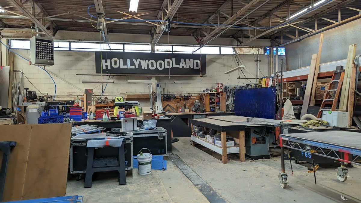 UnitedStaging's tweet photo. Hollywoodland - Where the magic happens!
https://t.co/mTHcIZRv3c
#warehouse #decor #ctshop #FunWithSigns https://t.co/HmM7B75Pwi