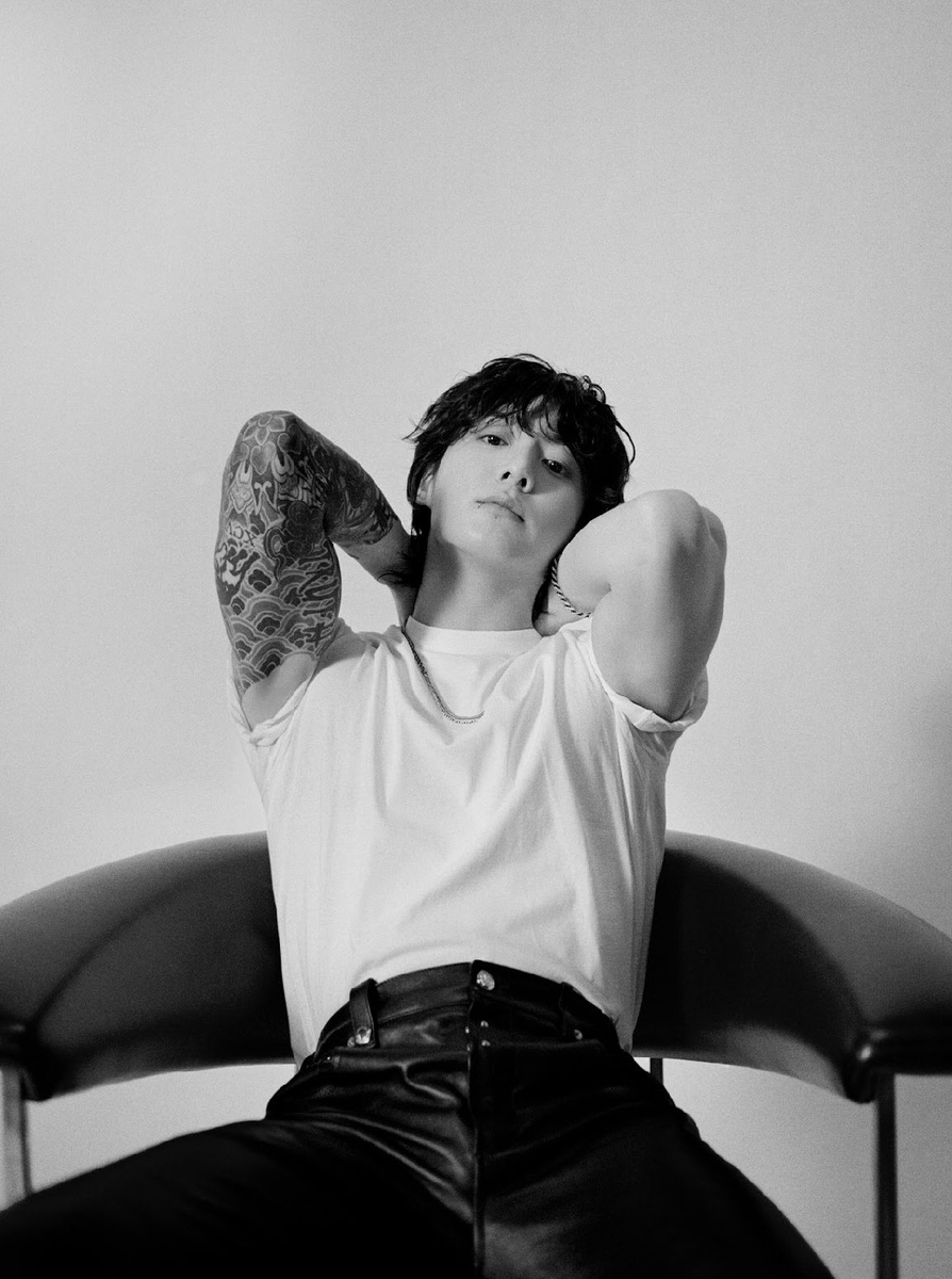 ScarlethBlanc13's tweet photo. ya es hora de que este hombre me PISE please  #JungKook_Seven https://t.co/vhJCExtAvo