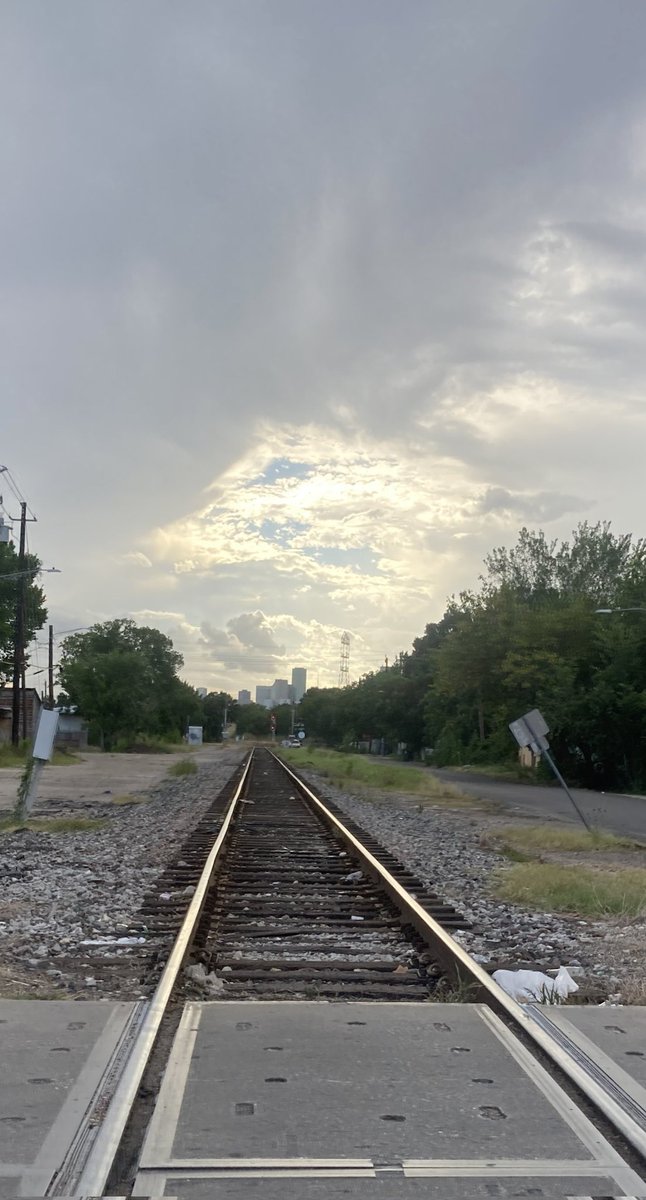 PeggyJoFarr2's tweet photo. @DavidMariposa1 The clouds were the most interesting so I centered the photo and cropped it and then I did it once more shortening the foreground to make the clouds the focal point.
#editmyphoto https://t.co/SowkKgokvt