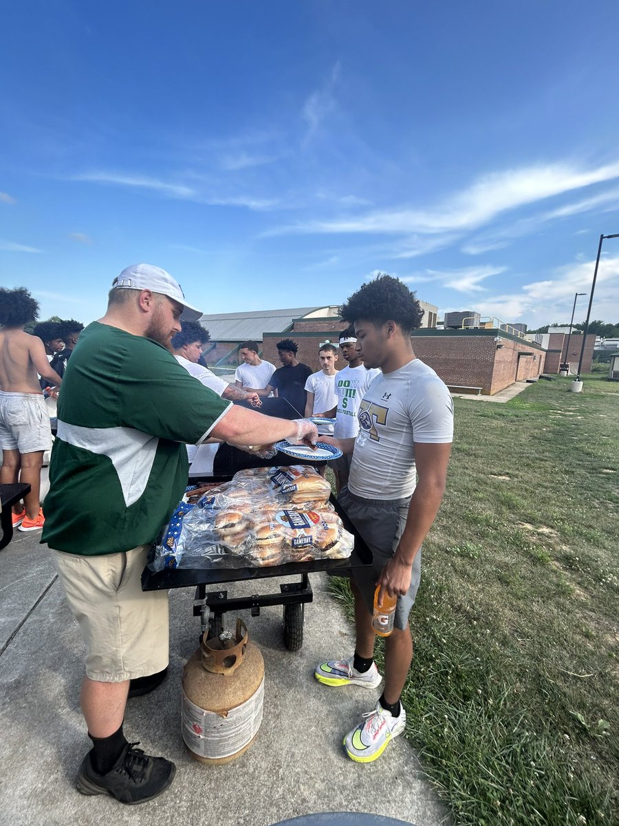 SHHSRebelsFB's tweet photo. Finished out the week with a team cookout! Halfway done summer workouts! These guy have been working hard all summer!
South Football 📈📈💚💚🏈💚💚 https://t.co/nVrCzLDE1T