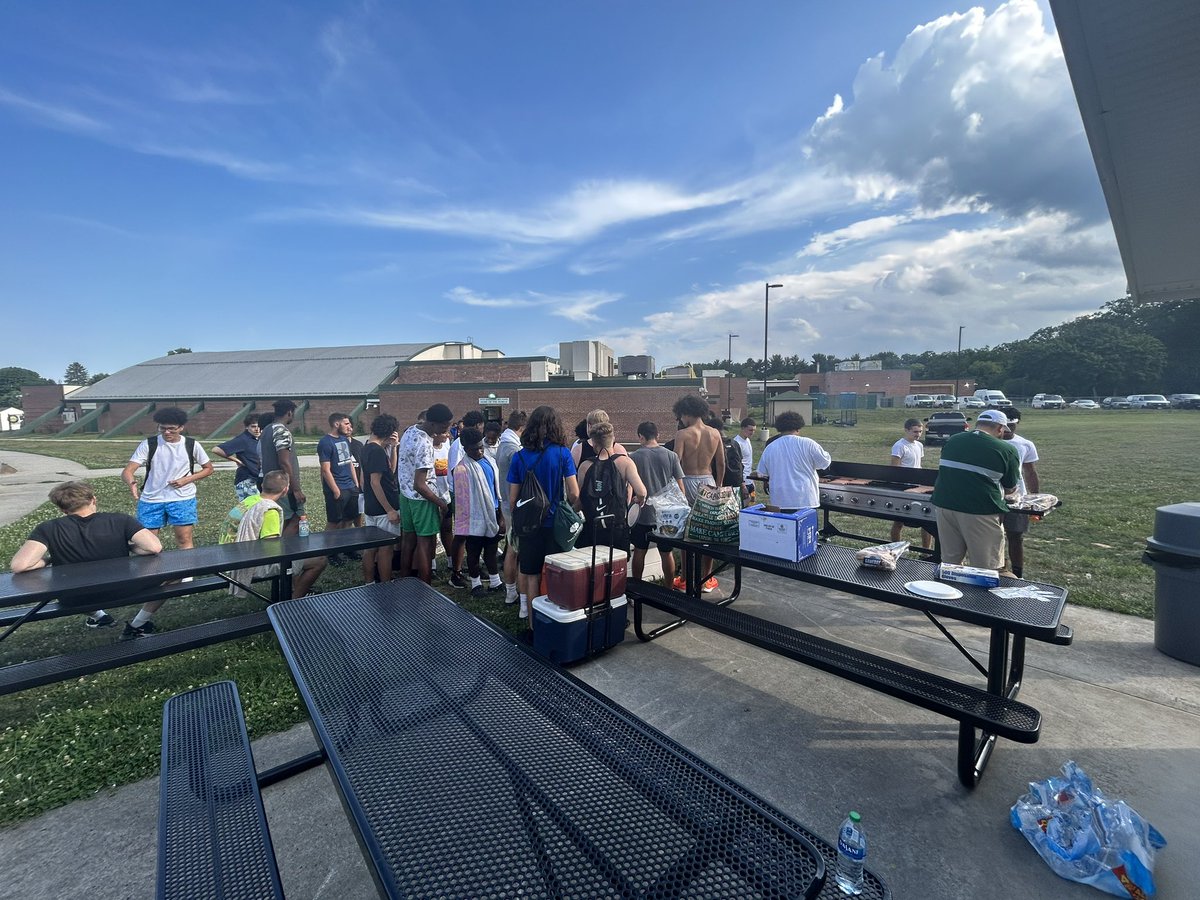 SHHSRebelsFB's tweet photo. Finished out the week with a team cookout! Halfway done summer workouts! These guy have been working hard all summer!
South Football 📈📈💚💚🏈💚💚 https://t.co/nVrCzLDE1T