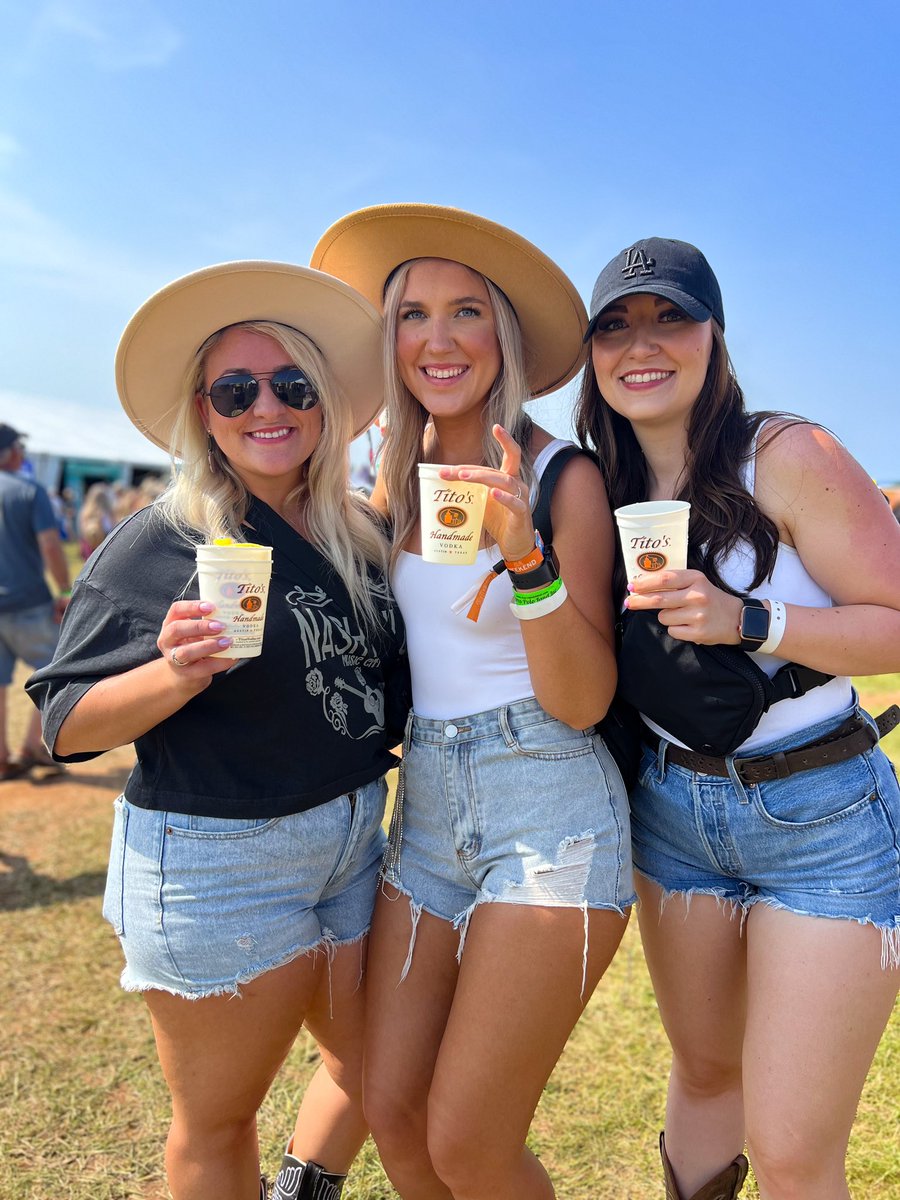 Hands up if you’re drinking @TitosVodka & lemonade this weekend 🙋🏼‍♀️