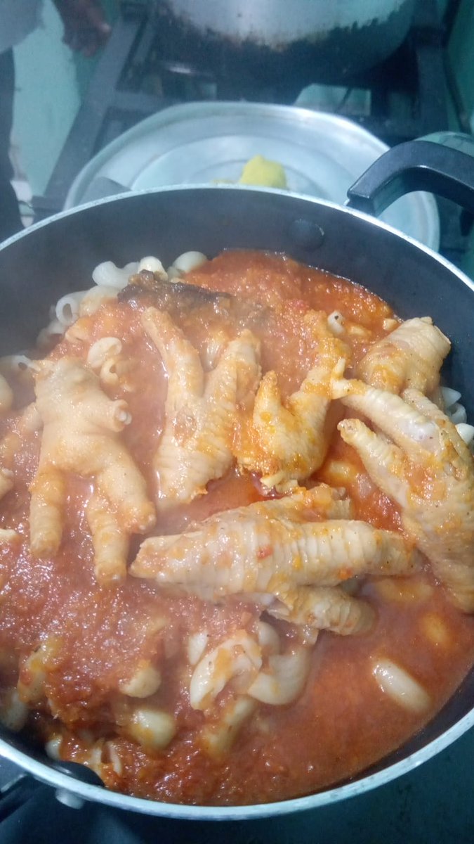 MILESFeTeVeLP's tweet photo. Comedor "El Futuro" 

Hoy en Villa Argüello, Berisso, estuvimos haciendo el almuerzo: guiso de fideos con garritas 👏🏽 y también se brindaron clases de apoyo escolar para los chicos 👩🏽‍🏫

#organizacionpopular 💪🏽 https://t.co/lQZd5anHd4