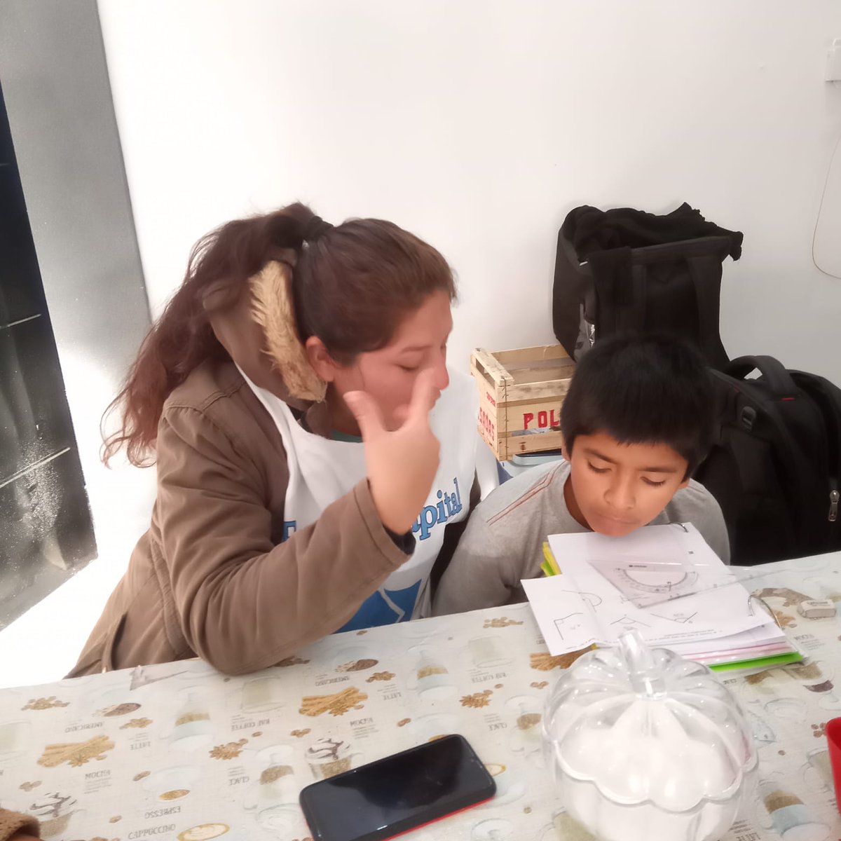 MILESFeTeVeLP's tweet photo. Comedor "El Futuro" 

Hoy en Villa Argüello, Berisso, estuvimos haciendo el almuerzo: guiso de fideos con garritas 👏🏽 y también se brindaron clases de apoyo escolar para los chicos 👩🏽‍🏫

#organizacionpopular 💪🏽 https://t.co/lQZd5anHd4