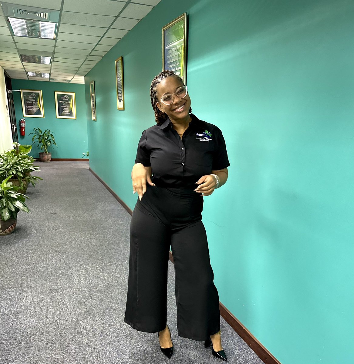 trisanze's tweet image. Office Doll🖤✨