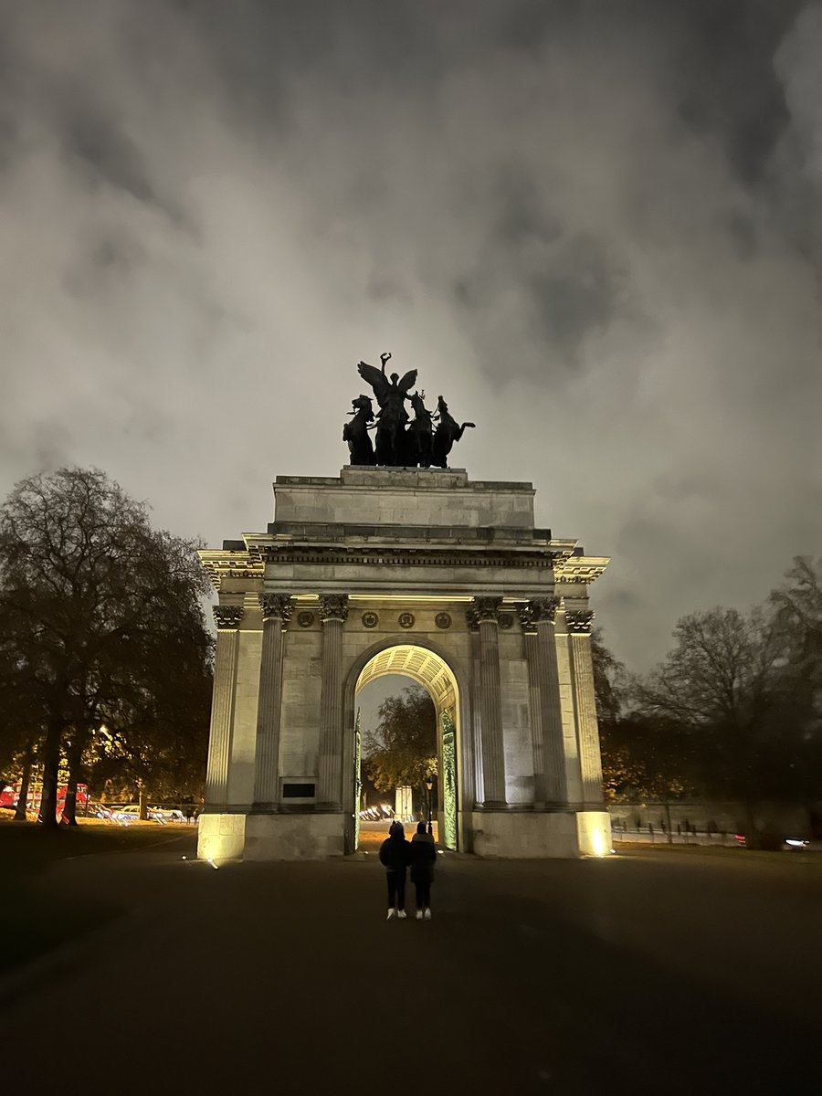 aswad_58's tweet photo. From Oxford Street to Hyde Park to Constitution Hill to Buckingham Palace to SOHO and back 6km https://t.co/DPDXvUQEDN