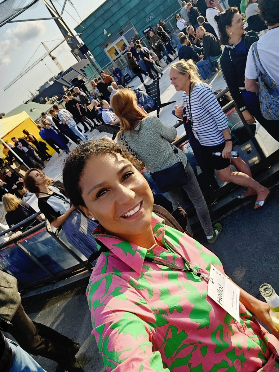 Heute war ein trauriger Tag beim #Sommerfest der Kreativ Gesellschaft #Hamburg.
Selbst beim #Wirtschaftsgipfel (#EuroMinds) waren die Menschen fröhlicher gekleidet ....  
Ich kam mir vor wie bei "Momo". 

#MichaelEnde #Momo #Color #Künstler #Artist #Künstlertreffen #Satire 😉