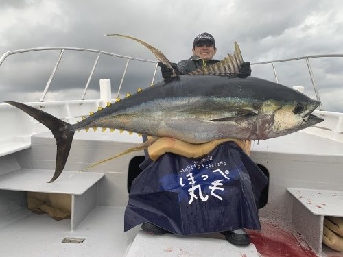 KatsuwoI's tweet photo. クロマグロの今月の採捕禁止が決まりました
遊漁船は仕事が無くなるというのに何故こんなザルな重さを載せる？　
この3匹90.90.80kgと新潟の遊漁船が載せてる
は？コレで90?
4枚目正真正銘の85kg
ソレを鵜呑みにして釣人が申請したら？

プロ意識低すぎんか？

重さ長さは釣人の心の拠り所トロフィーや https://t.co/lxVvqHPwYk