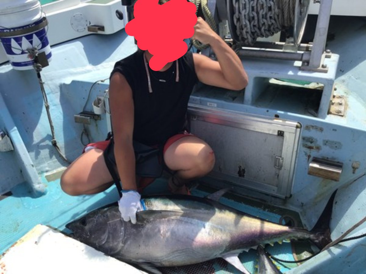 KatsuwoI's tweet photo. クロマグロの今月の採捕禁止が決まりました
遊漁船は仕事が無くなるというのに何故こんなザルな重さを載せる？　
この3匹90.90.80kgと新潟の遊漁船が載せてる
は？コレで90?
4枚目正真正銘の85kg
ソレを鵜呑みにして釣人が申請したら？

プロ意識低すぎんか？

重さ長さは釣人の心の拠り所トロフィーや https://t.co/lxVvqHPwYk