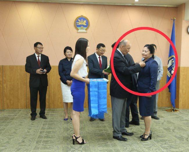 Авилга хорооллыг усны сан бүхий газарт, анх газар авснаасаа зориулалтын бусаар барилга барих гэж байхад хотын дарга газрын зөвшөөрлийг нь цуцалж. Гэвч О.Оюунгэрэл гэх энэ шүүгч нийслэлийн засаг даргын захирамжийг нь хүчингүй болгосон бна. Яагаад? Одоо бид энэ хүнээс болж живж бна