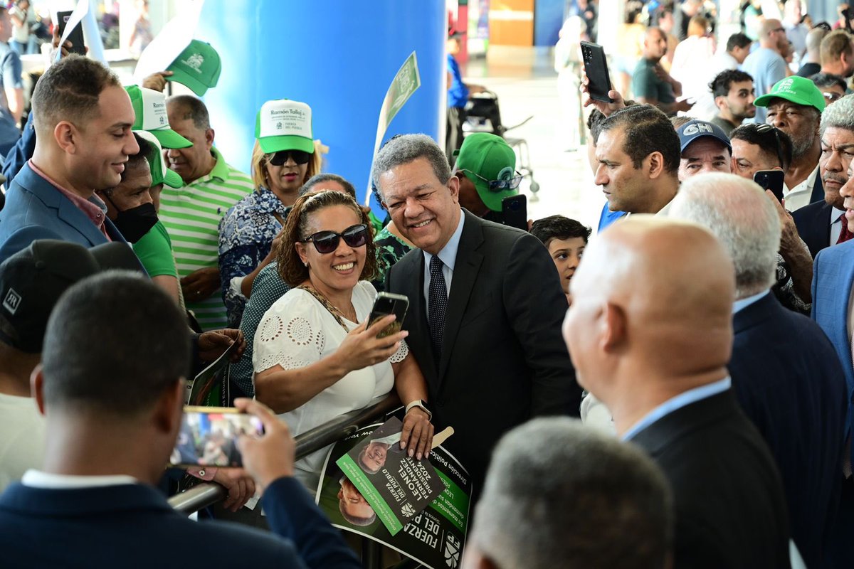 LeonelFernandez's tweet photo. Llegando a la ciudad de Nueva York, donde agotaremos una intensa agenda de trabajo por la Fuerza del Pueblo y el futuro de la diáspora dominicana.

#RumboADosMillones
#FuerzaDelPueblo 
#SeguimosCreciendo https://t.co/Z75WODdkm5