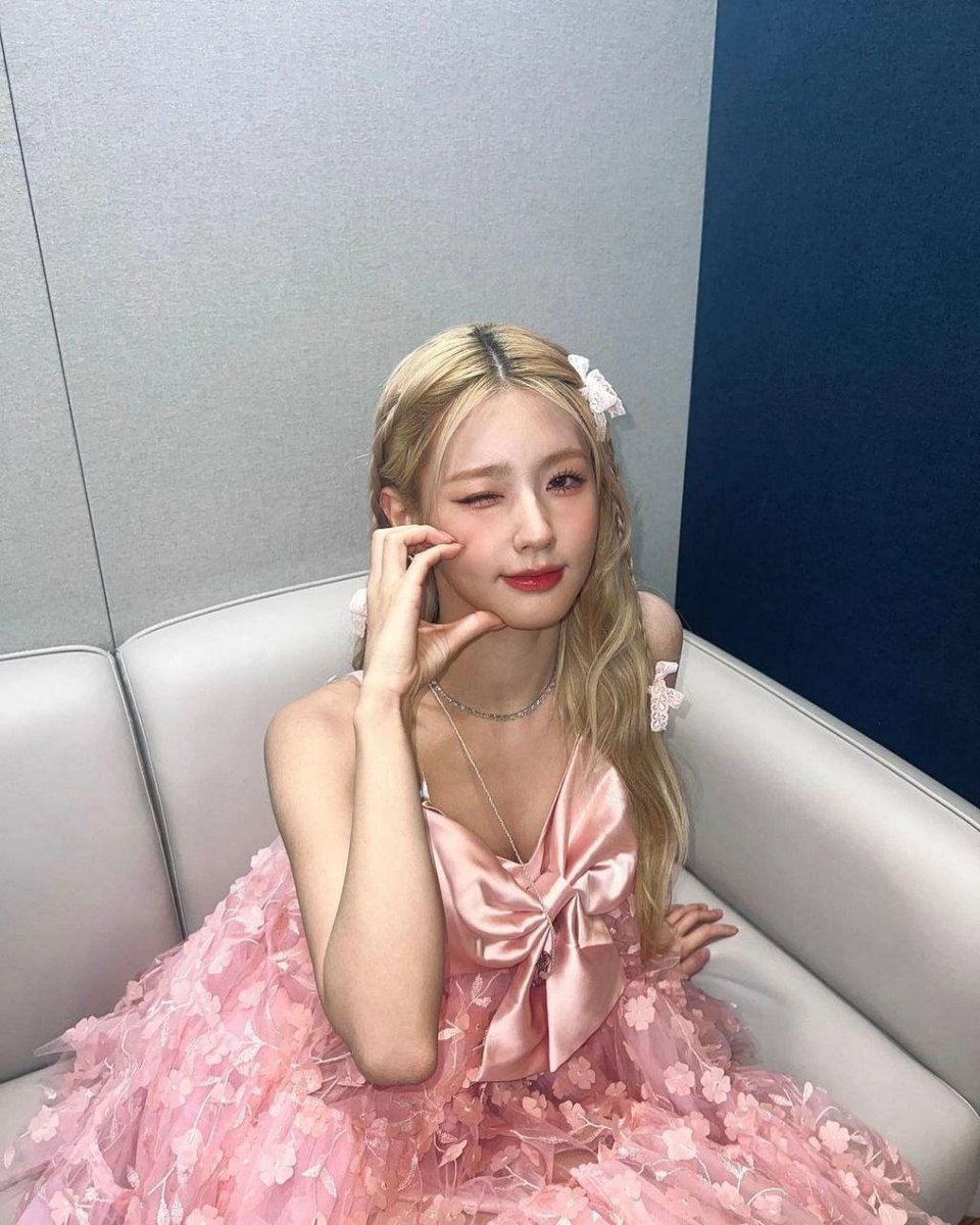 HI34J's tweet photo. *⁠)⁠.⁠｡⁠*⁠♡
   yes ,im princess and i know this👑🩷 https://t.co/LcYey7EjDy
