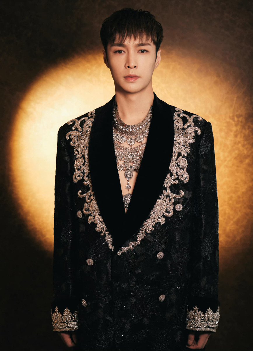 layzsource's tweet photo. yixing in this outfit https://t.co/Vjm6Ord6fq