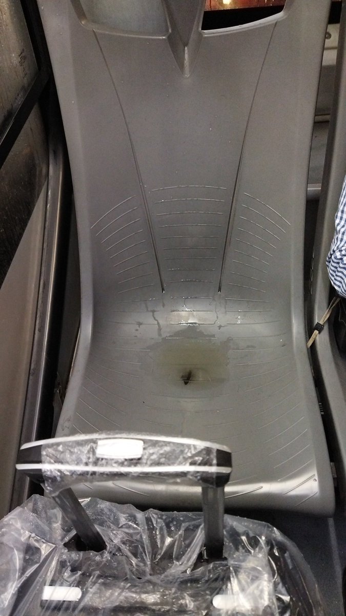 diegozly's tweet photo. @MetrobusCDMX  Después de 25 minutos de espera y 4 camiones fantasma en pantalla llegó la unidad 4341: tienen un animal de chofer. No paró en el andén y la gente se aventó por la orilla, avanzó con puertas abiertas y me torció un tobillo. Tiene hoyos, los asientos llenos de agua. https://t.co/i0yu60RtlG