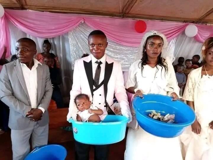 born_totalk's tweet photo. The weeding was going on well until offering time were side chick drop baby in bowl. The matter chop big oo😹😹.
Anyway call this Saturday to check if ur partner no dey for pulpit top😹😹😹
#Borntotalk #kwadaso She’s 19 iPhone 15 Theif Sarkodie https://t.co/tf2OBwAjIj