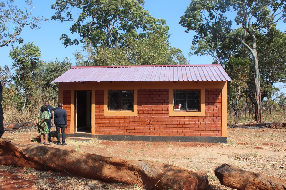 UNDPZambia's tweet photo. With Govts of🇿🇲 & 🇯🇵 we have supported the Resettlement Schemes of #Meheba #Mayukwayukwa
➡️12.5 km gravel roads & 7 Crossing Points
➡️ 5 water reticulation systems installed
➡️1200 h/holds with clean water
➡️2 Police Posts
➡️10 Staff Houses
➡️4 low-cost houses
#LeaveNoOneBehind https://t.co/zydfFxGKlR