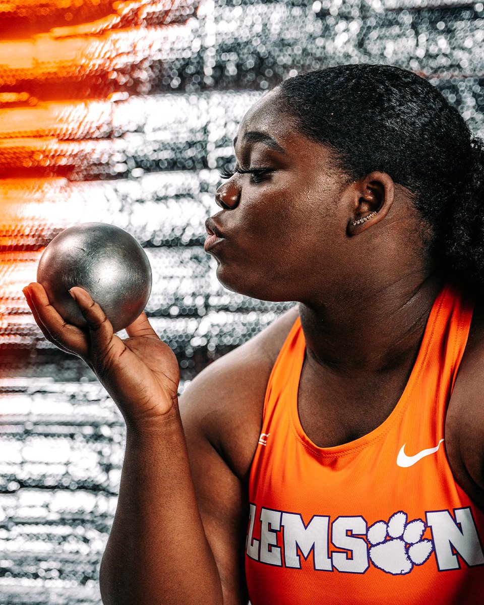 BOOM‼️💥

Danielle Sloley just hit a new LIFETIME BEST of 16.81 meters (55' 2") on her opening throw of the women's shot put competition during the Central American and Caribbean Games!

Let's see what else Danielle has tonight 👀💪
