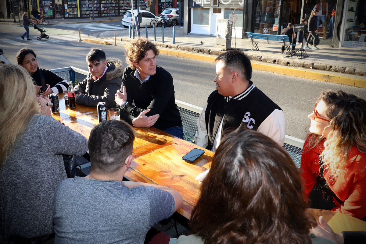 Junto a <a href="/GugaLusto/">Martín Lousteau</a> compartimos una merienda con miembros de la comunidad LGBTIQ+. Nos contaron sus preocupaciones sobre el respeto de sus derechos en la Ciudad.
Seguimos trabajando para vivir en una Buenos Aires plural e inclusiva en la que se valore y se respete la diversidad.🏳️‍🌈