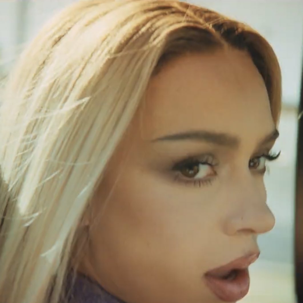 OwnUtopia's tweet photo. A espanhola Bad Gyal se uniu ao Myke Towers e lançou hoje seu novo single #MiLova em todas as plataformas digitais. 🔥💖 https://t.co/D4ZNqtOwx5 https://t.co/Dp0SXTJ6gy