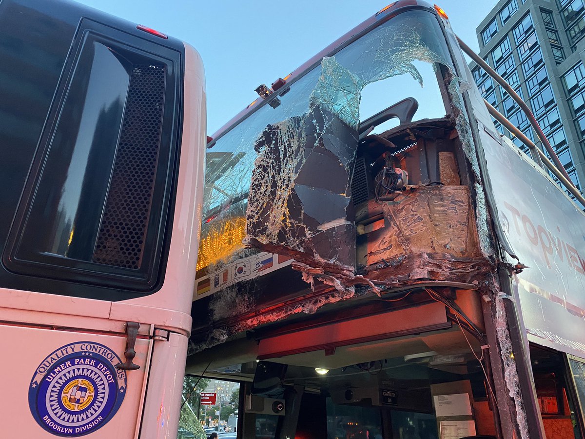 BREAKING: Per @FDNY at least 40 civilians have been injured after an MTA bus and a Topview tour bus collided on East 23rd Street and 1st Avenue this evening. A presser is happening imminently. We have the latest info on @NY1 https://t.co/UBoccXuG7E