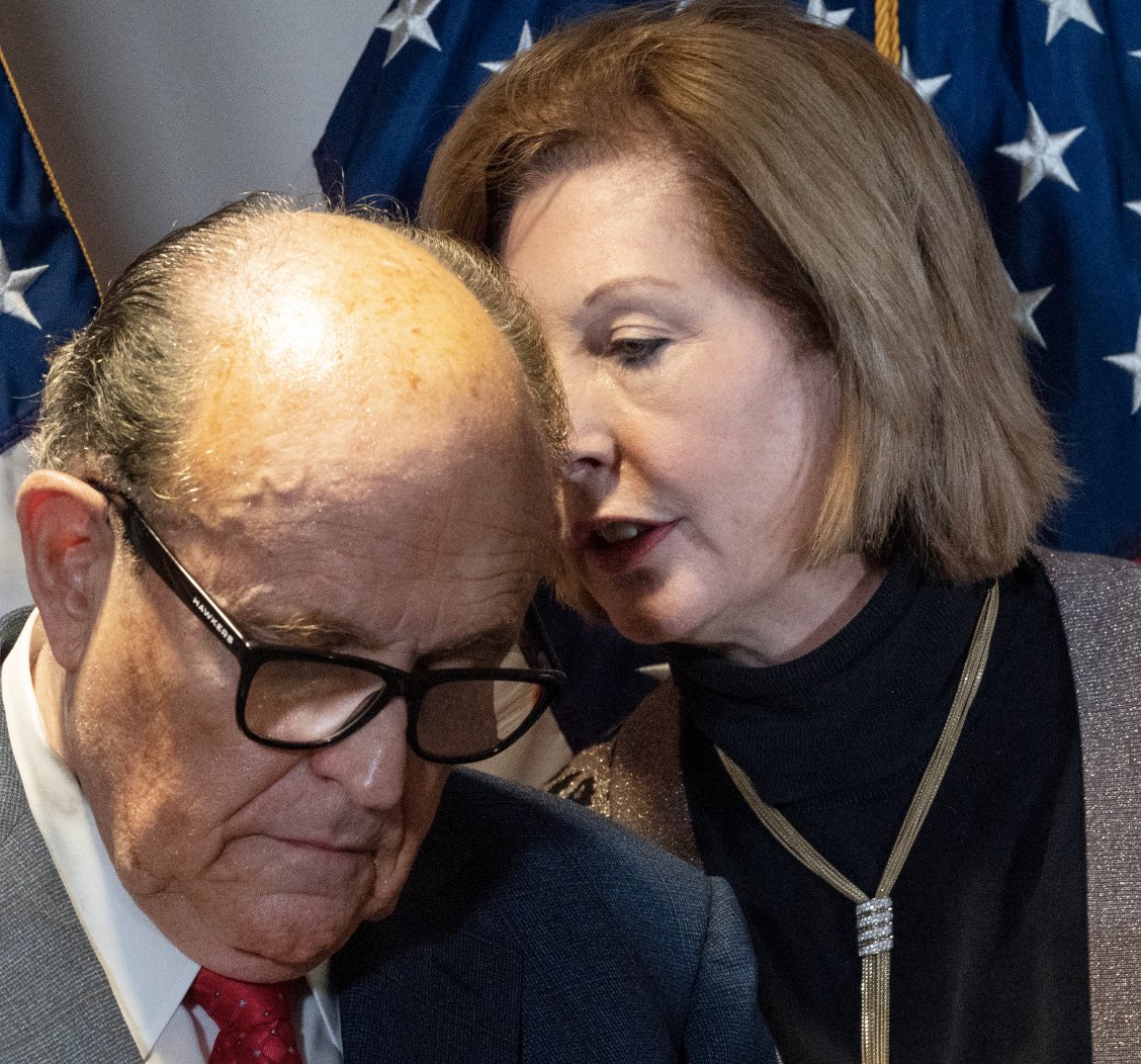 BREAKING:  Prosecutors working with Special Counsel Jack Smith have reportedly questioned multiple witnesses about an Oval Office meeting 6 weeks after the 2020 election. This questioning reportedly took place before a Grand Jury.

According to CNN, former Trump lawyer Sidney