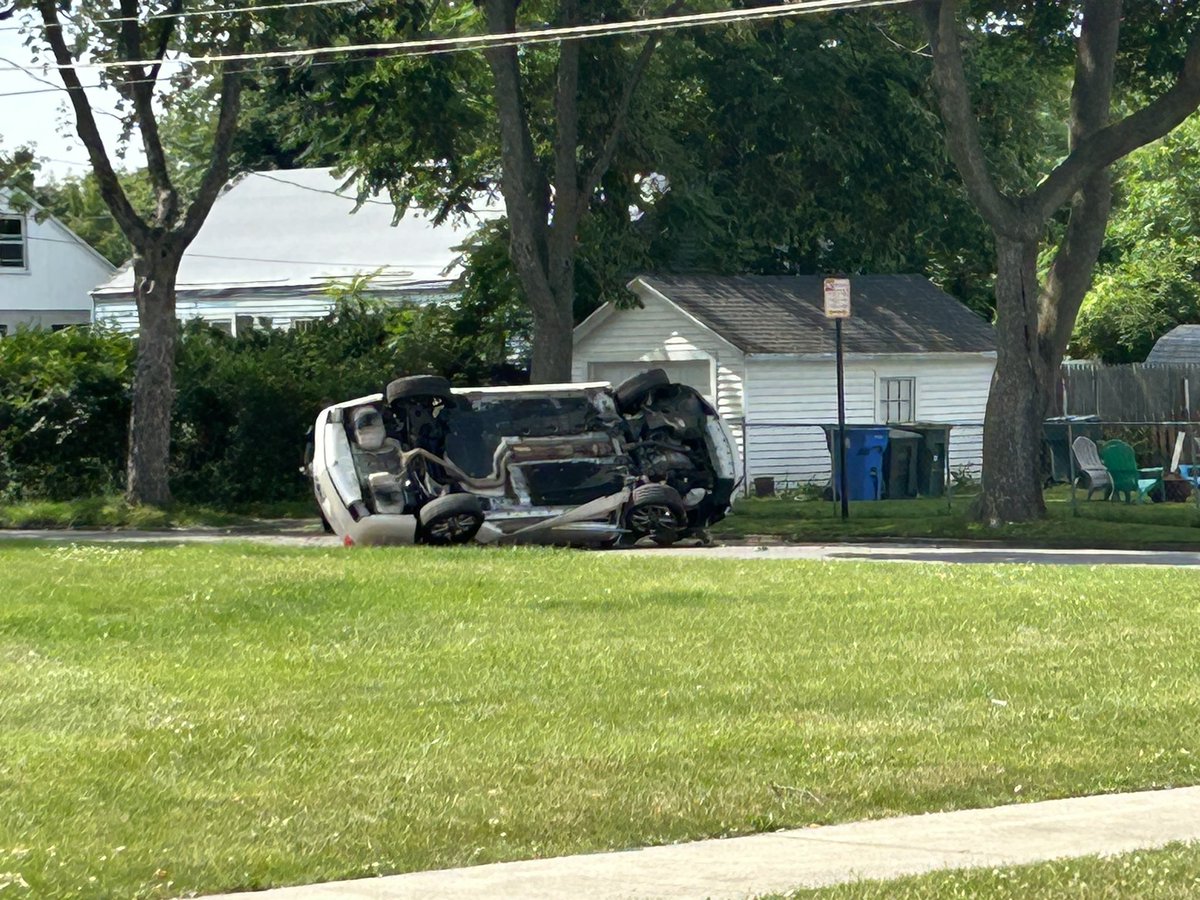 tommydons's tweet photo. @mcfw It was this vehicle. No idea how the driver accomplished this https://t.co/a84fNtZRAl