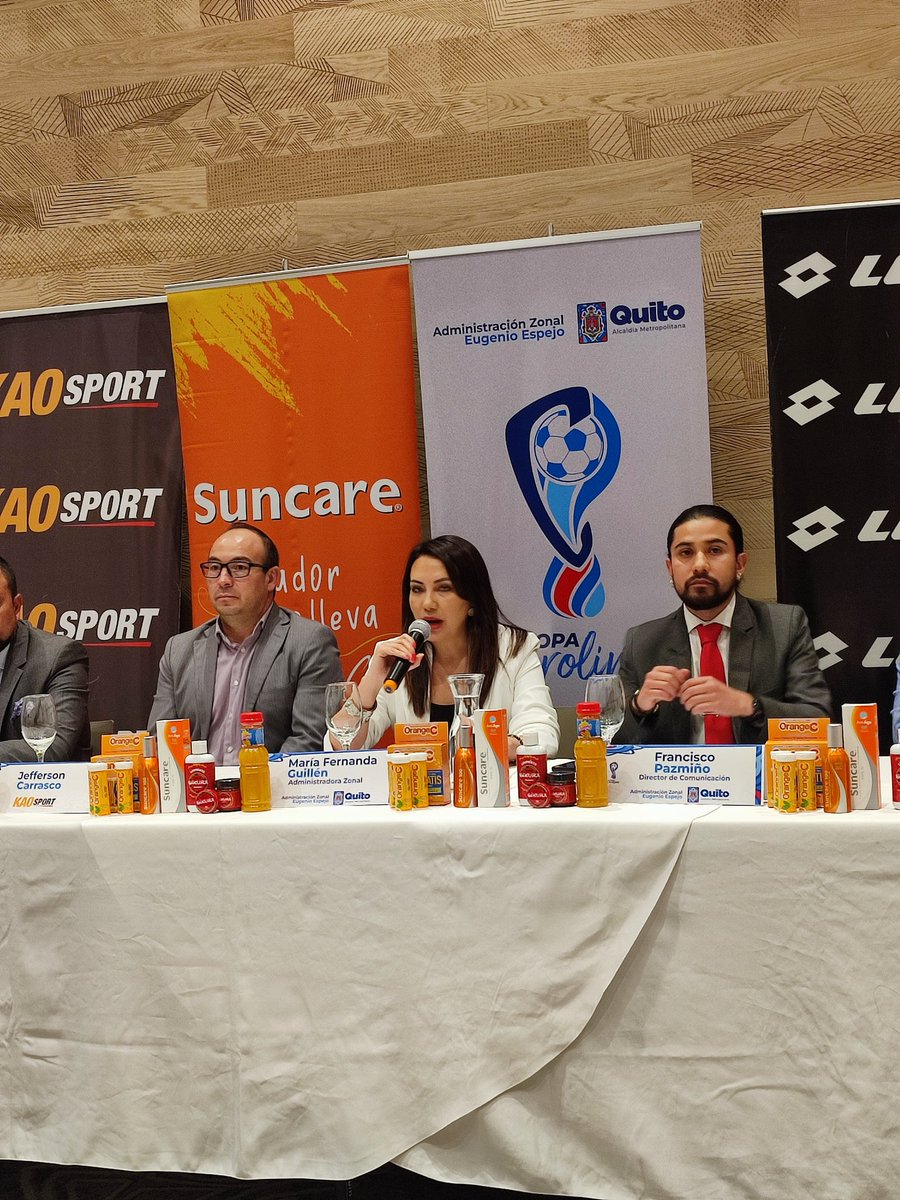 Hoy se llevó a cabo la #RuedaDePrensa de la #CopaCarolina en conjunto con sponsors, representantes del #MunicipioDeQuito y ex glorias del fútbol. El mensaje central propone la unión de la comunidad a través del deporte con el apoyo de instituciones públicas y privadas.