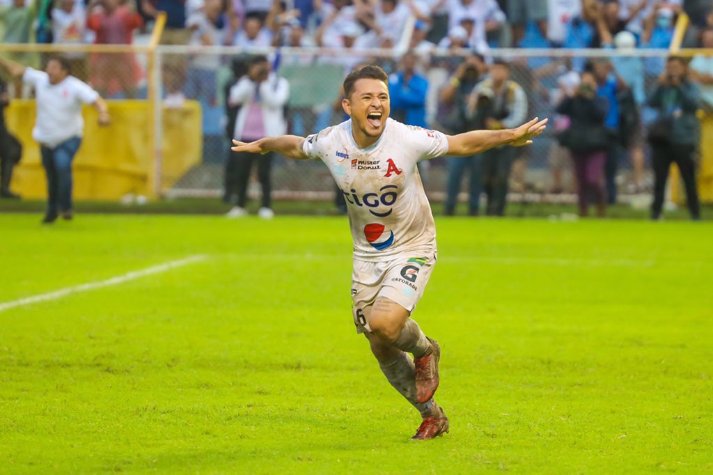 AlianzaFC_sv's tweet photo. Por más 𝐚𝐥𝐞𝐠𝐫𝐢́𝐚𝐬.
Por más 𝐭𝐢́𝐭𝐮𝐥𝐨𝐬.
Por más 𝐡𝐢𝐬𝐭𝐨𝐫𝐢𝐚.

🤝🏼 6️⃣ 🅰️

#AlianzaFC | #MásAliancistaQueNunca https://t.co/mdrA31Pglz