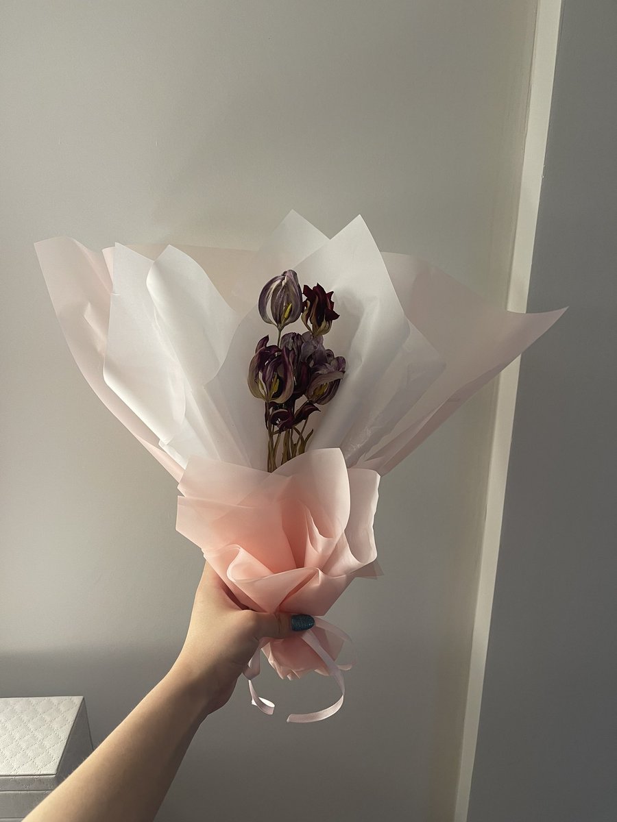 TuitsdeYuuka's tweet photo. Cosas que no les tendrá sentido pero a mi si me tiene todo el sentido del mundo.
(Secar uno por uno y envolver denuevo o guardar en cajita las flores) https://t.co/7Y5Bgca9RL