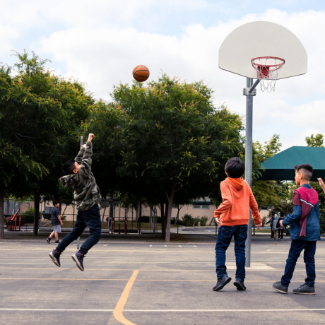 PlayworksSoCal's tweet image. One day they&apos;ll be shooting shots as leaders in our communities! 🏀⛹️‍♂️   #YouthLeaders #BasketballShots #Playworks #playworkssocal #PlaygroundJoy #play