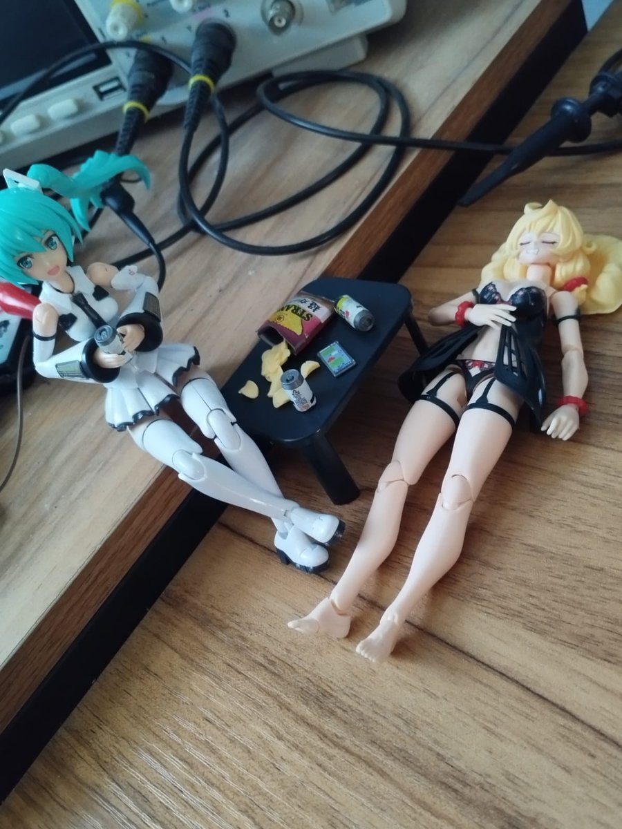 BRV64's tweet photo. @Lizzy_Nago #HatsuneMiku is having fun because someone (#Sophia) drank too much!
She's knocked out!
My wife (@Lizzy_Nago) is great at posing them.
 #Tamotu #DarkAdvent   #Kotobukiya https://t.co/qxiKZaOWyX